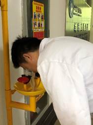 说明: D:\8455新葡萄娱集团am危化品相关\2020年学院消防演练\消防演练-发保卫处\8455新葡萄娱集团am消防演练&危险化学品事故应急预案\洗眼器的使用演练-2.jpg